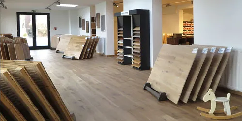 Ausstellung von Holz-Pieper: Dielenmuster auf Ständern und Regale mit Mustern