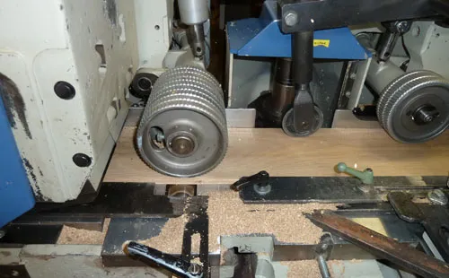 Hobelmaschine bei der Fertigung von Massivholzdielen