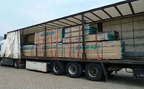 Lkw mit Paketen amerikanischer Weißeiche bei der Anlieferung